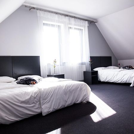 Bed and Breakfast Essenza Party Center Swidnica  Екстер'єр фото