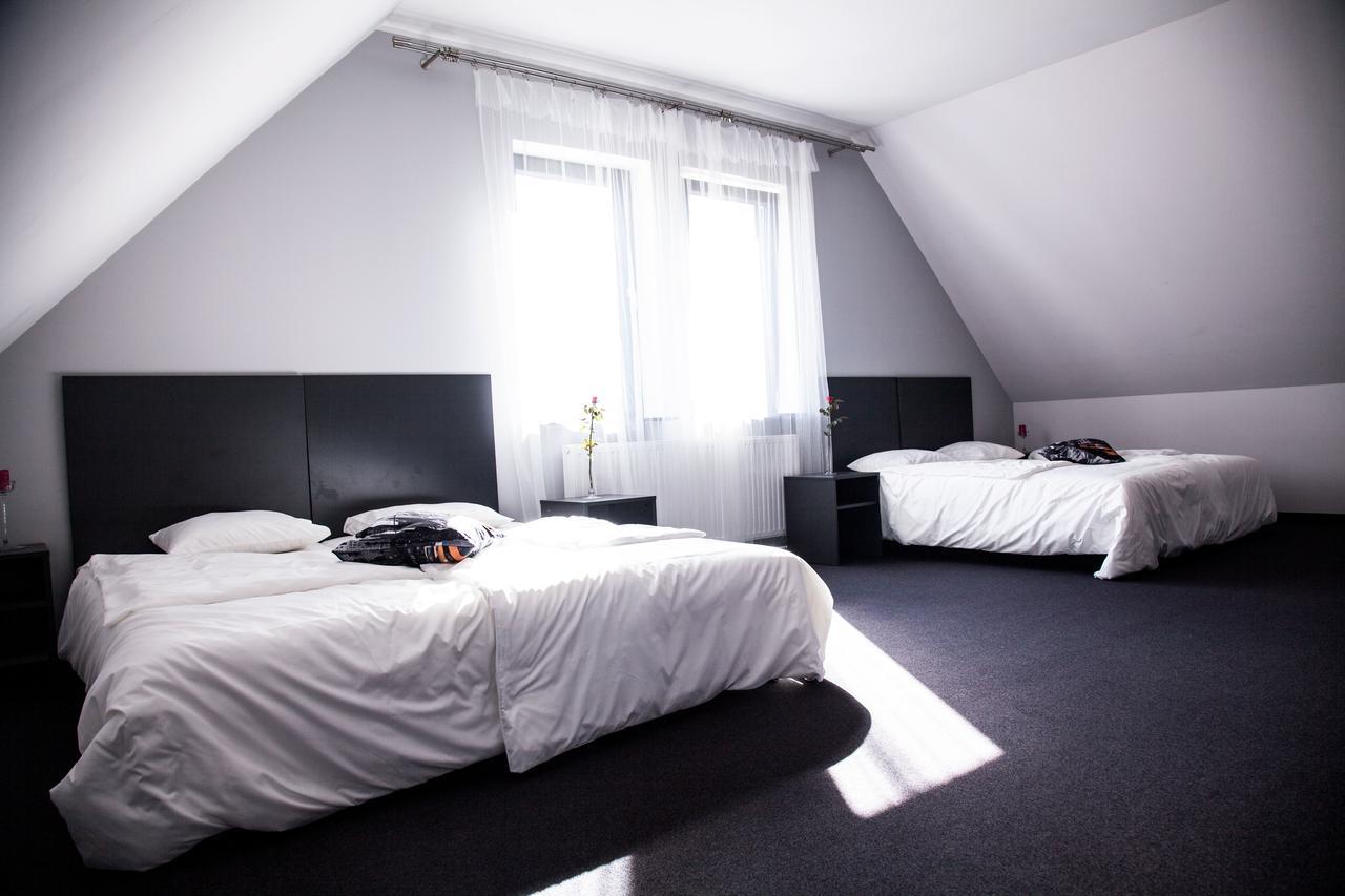 Bed and Breakfast Essenza Party Center Swidnica  Екстер'єр фото