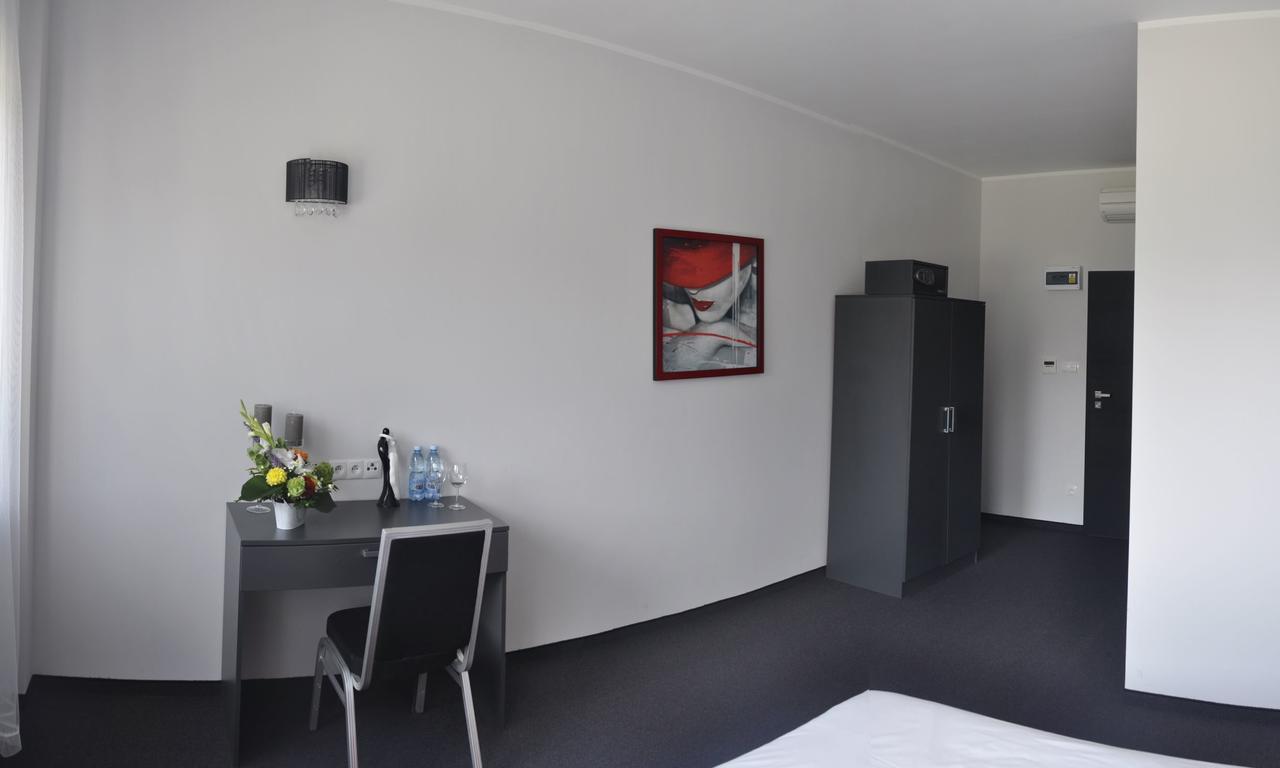 Bed and Breakfast Essenza Party Center Swidnica  Екстер'єр фото